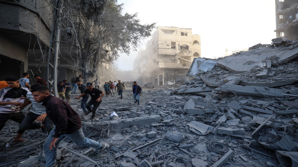 فلسطينيون مدنيون يفرون للاحتماء بعد غارة إسرائيلية استهدفت مبنى في مخيم البريج للاجئين الفلسطينيين في وسط قطاع غزة في 19 تشرين الأول 2025.