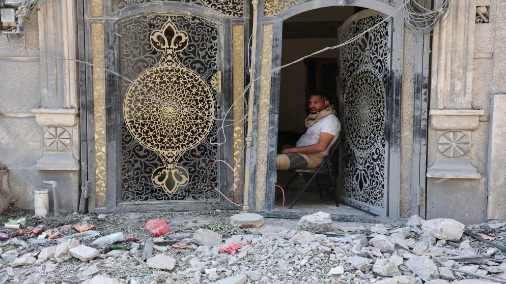 شخص يجلس بالقرب من الحطام في موقع الغارات الجوية الإسرائيلية في صنعاء، اليمن، 26 سبتمبر/أيلول 2025. رويترز/خالد عبد الله