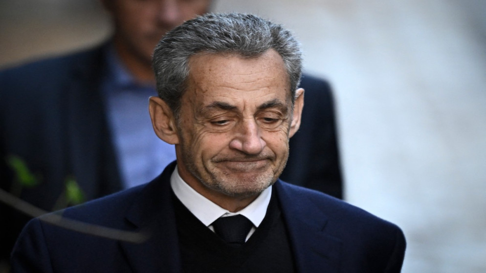 الرئيس الفرنسي السابق نيكولا ساركوزي يغادر منزله ليُسلم نفسه إلى سجن لا سانتي. باريس. 21 تشرين الأول 2025. (أ ف ب)