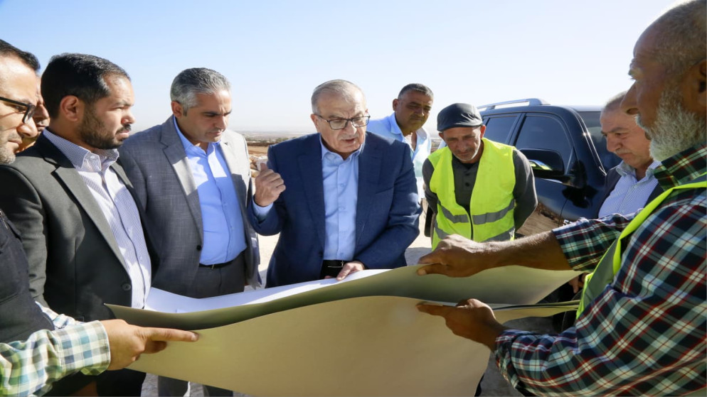 وزير الأشغال العامة والإسكان ماهر أبو السمن يتفقد مشروع الأعمال الترابية للجزء الأول من المرحلة الثالثة من طريق إربد الدائري.