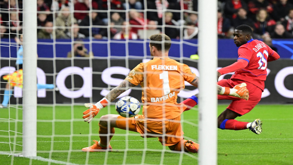 جانب من مباراة دوري أبطال أوروبا لكرة القدم بين باير ليفركوزن وباريس سان جيرمان على ملعب باي أرينا في ليفركوزن، غرب ألمانيا، 21 تشرين الأول 2025. (أ ف ب)