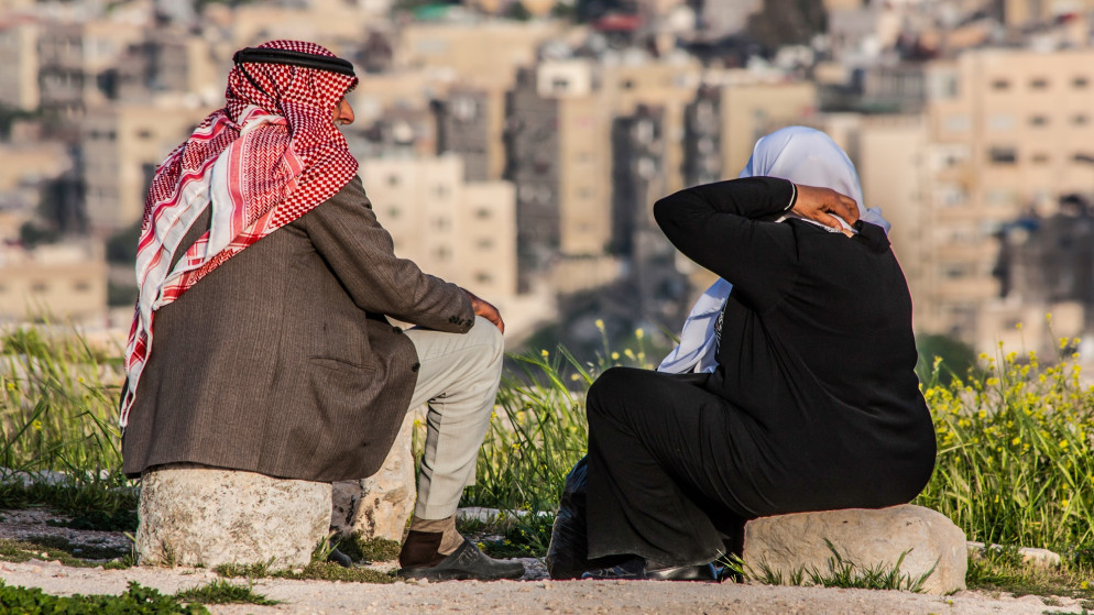 صورة توضيحية لمواطن وزوجته يجلسان أمام إطلالة في عمّان. (istockphoto)