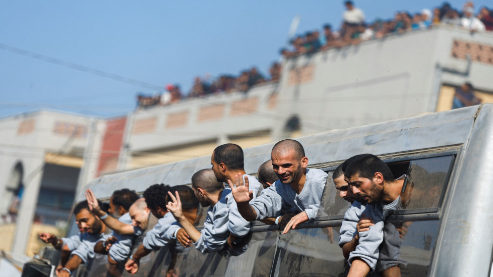 أسرى فلسطينيون محررون يلوحون من داخل حافلة بعد إطلاق سراحهم من قبل الاحتلال كجزء من صفقة تبادل الأسرى. 13 تشرين الأول 2025. (رويترز)