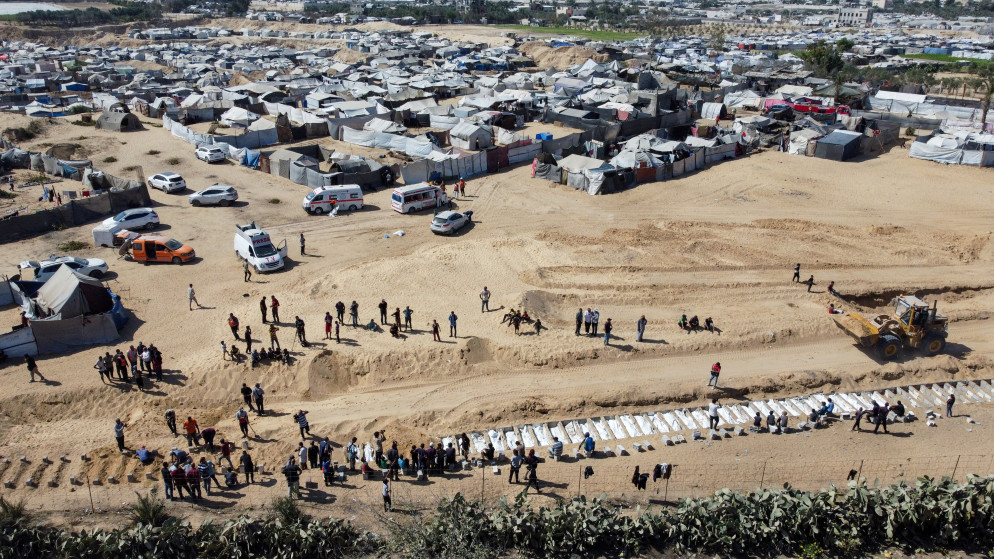 دفن جثامين شهداء فلسطينيين مجهولي الهوية كانوا محتجزين في إسرائيل في أثناء الحرب، دير البلح وسط غزة، بتاريخ 22 تشرين الأول 2025. (رويترز)