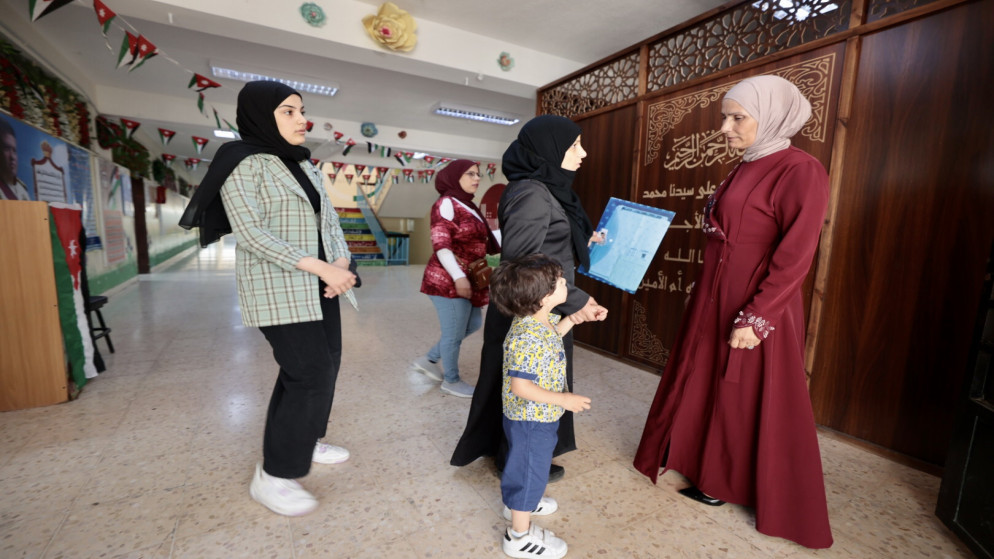صورة أرشيفية لمعلمين في مدرسة في عمّان. (المملكة)