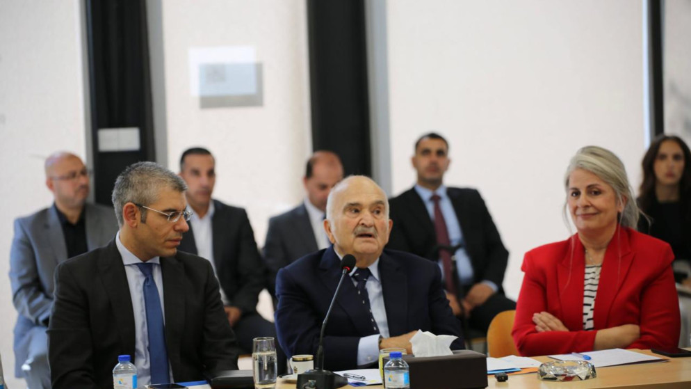 سمو الأمير الحسن بن طلال، رئيس منتدى الفكر العربي يستمتع لعرض حول مشاريع كلية هندسة/الجامعة الألمانية الأردنية وبرامجها التي تعنى بدراسة وتوثيق العمارة الأردنية التراثية.(بترا)