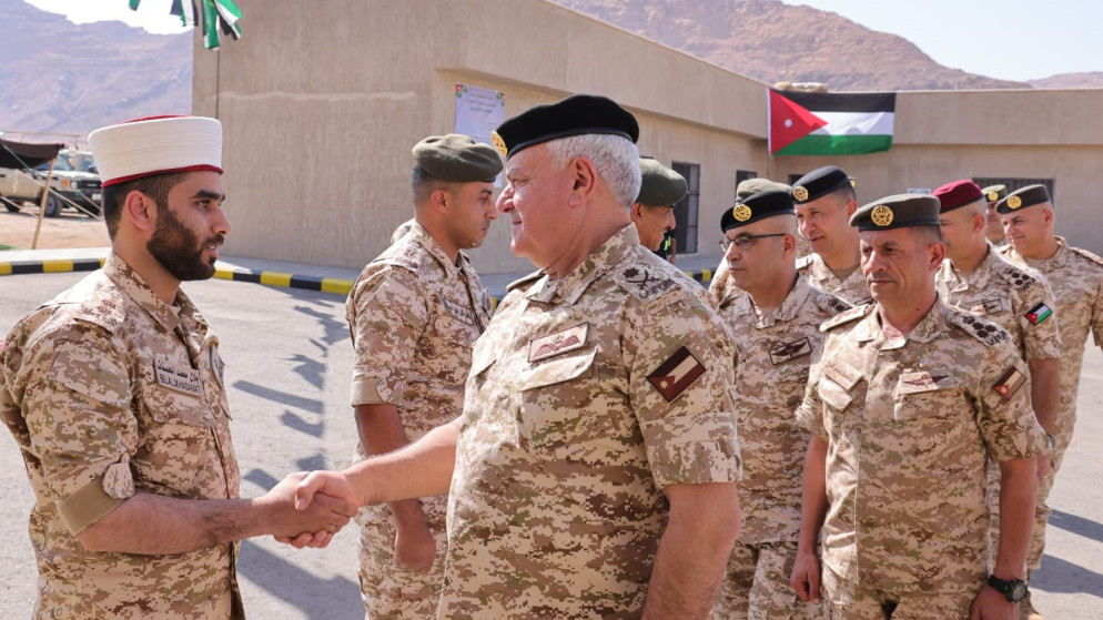 اللواء الركن الحنيطي يتفقد كتيبة حرس الحدود/2 الملكية ويطلع على الجاهزية القتالية.