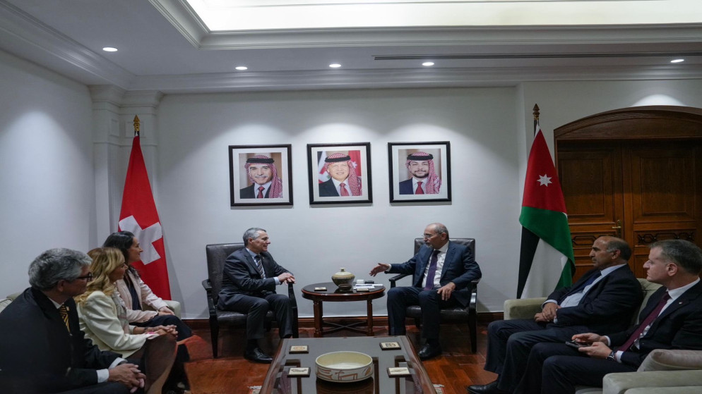 نائب رئيس الوزراء ووزير الخارجية وشؤون المغتربين أيمن الصفدي يجري مباحثات موسّعة مع وزير خارجية الاتحاد السويسري إيغنازيو كاسيس في مقر الوزارة.
