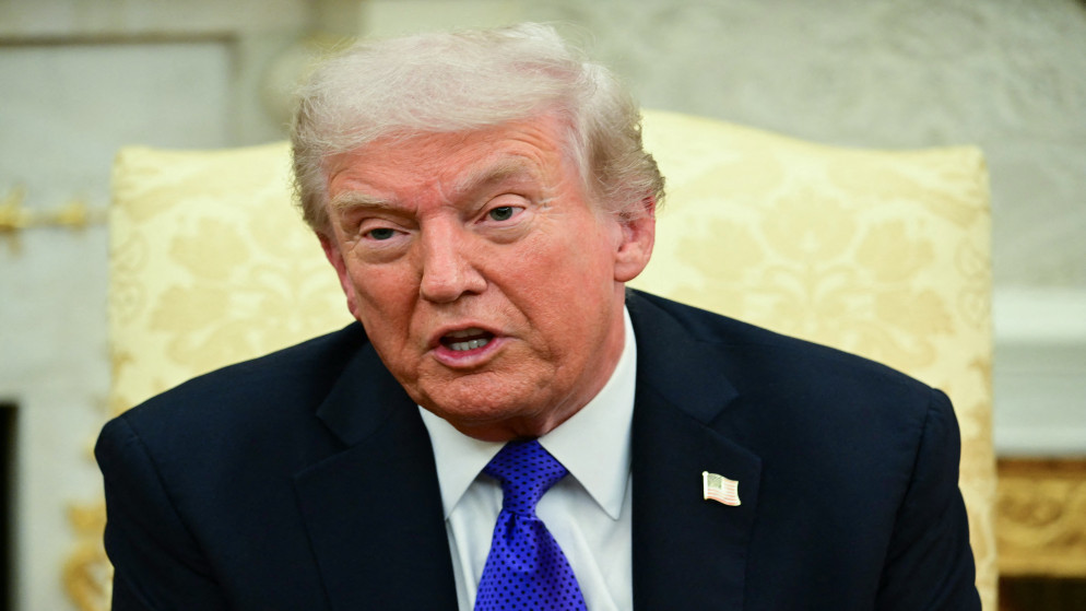 الرئيس الأميركي دونالد ترامب في المكتب البيضاوي بالبيت الأبيض في واشنطن العاصمة، 22 تشرين الأول 2025. (أ ف ب)