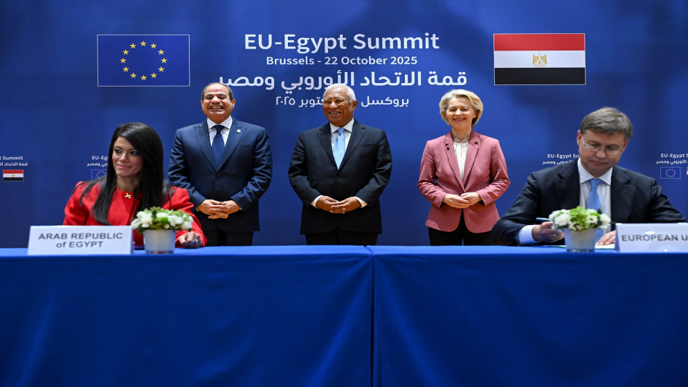 جانب من توقيع اتفاقيات مشتركة خلال أول قمة أوروبية-مصرية. (المفوضية الأوروبية)