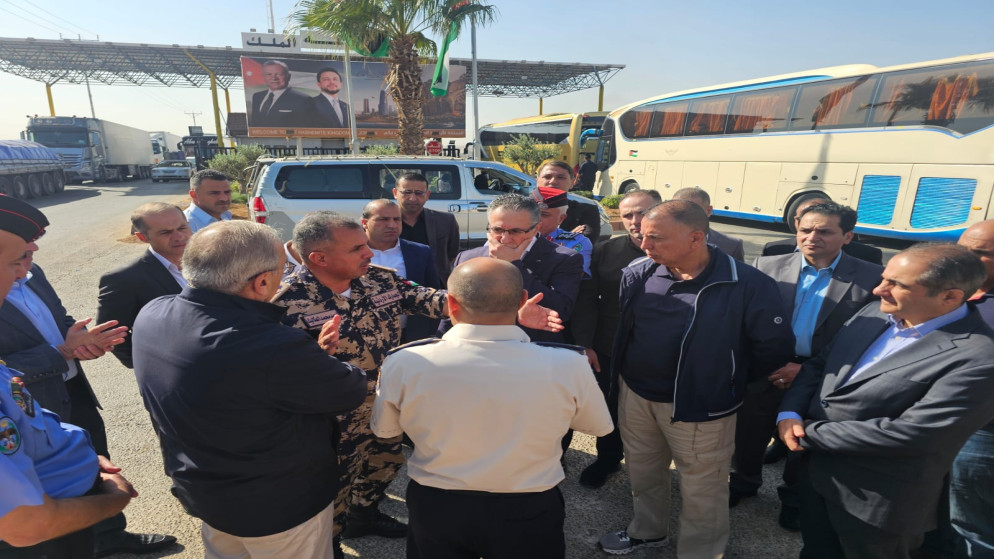 اللجنة الوزارية المشكلة لمتابعة مركز حدود جابر المركز تتطلع على واقع حال المركز وطبيعة الخدمات المقدمة فيه. (وزارة الداخلية)