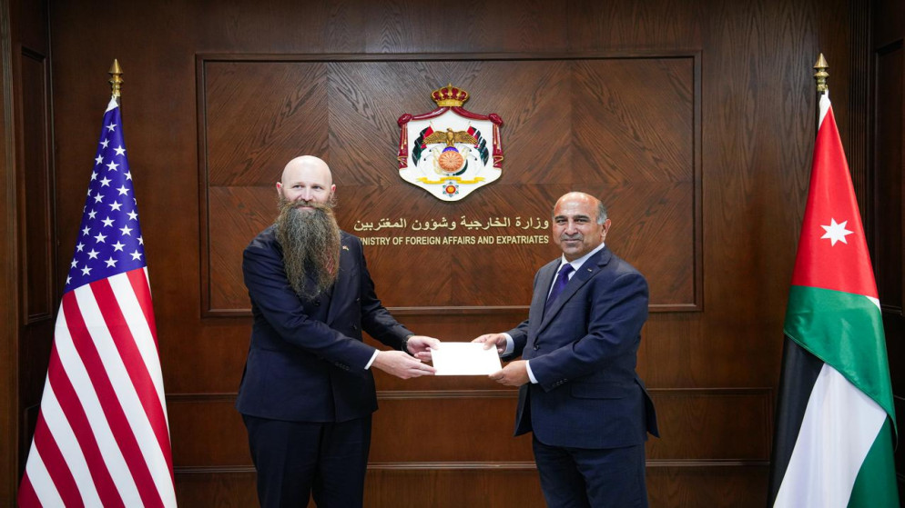 الأمين العام لوزارة الخارجية وشؤون المغتربين السفير ضيف الله الفايز يتسلم نسخة من أوراق اعتماد سفير الولايات المتحدة، جيم هولتسنايدر. (وزارة الخارجية)