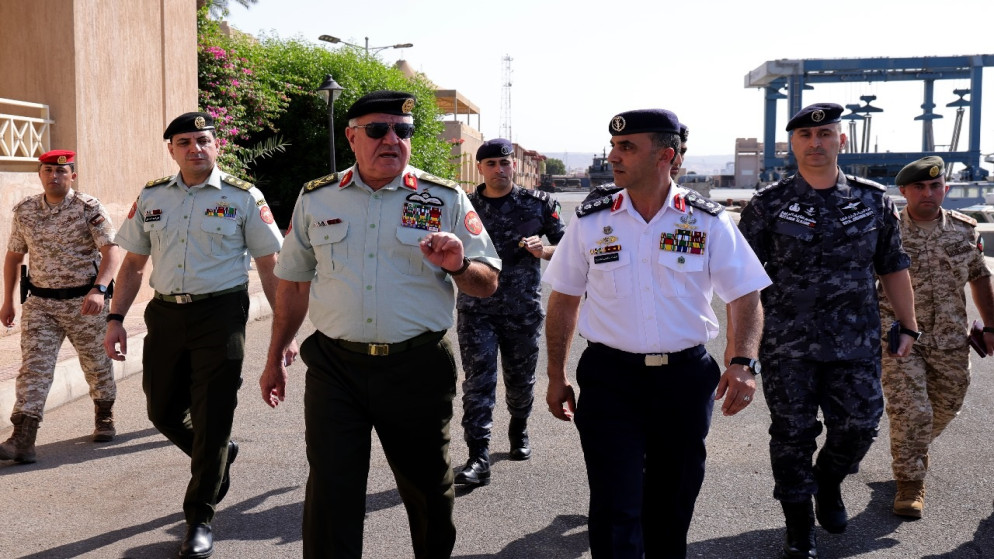 رئيس هيئة الأركان المشتركة اللواء الركن يوسف أحمد الحنيطي خلال زيارته لقيادة القوة البحرية والزوارق الملكية، وكان في استقباله قائدها.