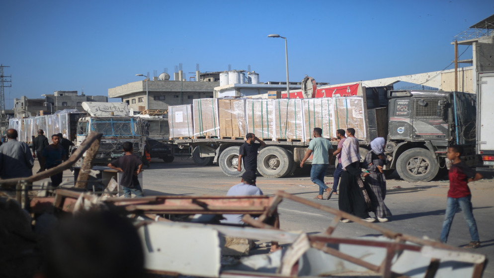 يتجمع النازحون الفلسطينيون حول شاحنة لتلقي إمدادات المساعدات التي دخلت غزة في الصباح في مخيم النصيرات للاجئين في وسط قطاع غزة، في 20 تشرين أول 2025. (أ ف ب)