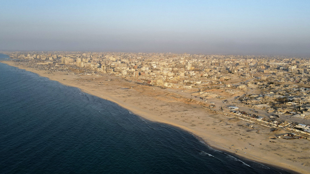 تظهر هذه الصورة الجوية طريق الرشيد الساحلي بجوار المباني المدمرة في حي الرمال بمدينة غزة في 23 أكتوبر 2025 (أ ف ب)