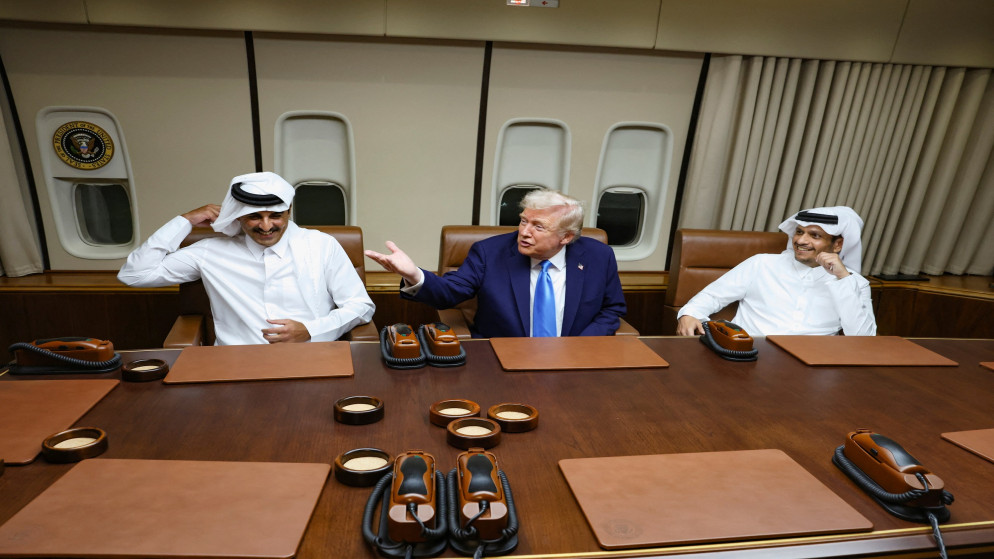 أمير قطر ووزير الخارجية يتفاعلان بينما يلوح الرئيس الأميركي أثناء حديثه خلال اجتماع على متن طائرة الرئاسة خلال توقفها للتزود بالوقود في قاعدة العديد الجوية 25 أكتوبر 2025 (رويترز)