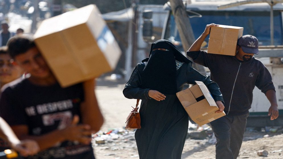 فلسطينيون يحملون إمدادات المساعدات التي دخلت غزة، وسط وقف إطلاق النار بين إسرائيل وحماس في غزة، في الزوايدة، في وسط قطاع غزة، تشرين الأول 2025. (رويترز)