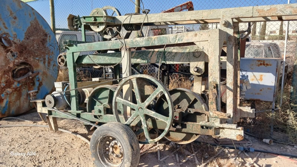 ضبط حفارة وردم بئر مخالفة في إربد وعجلون. (وزارة المياه والري)