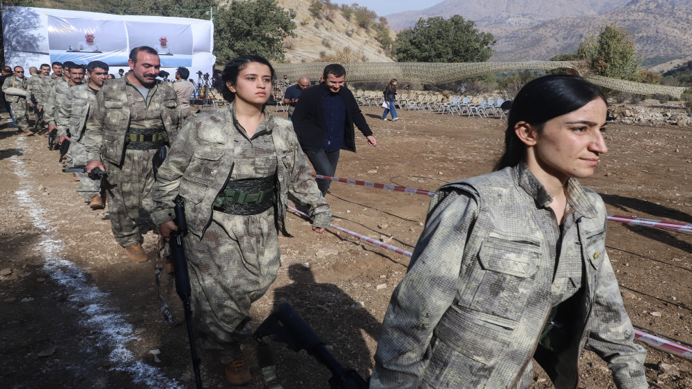 مقاتلو حزب العمال الكردستاني (PKK)، الذين ورد أنهم انسحبوا بأسلحتهم من تركيا، يحضرون حفلًا في منطقة قنديل شمالي العراق في 26 تشرين الأول 2025.