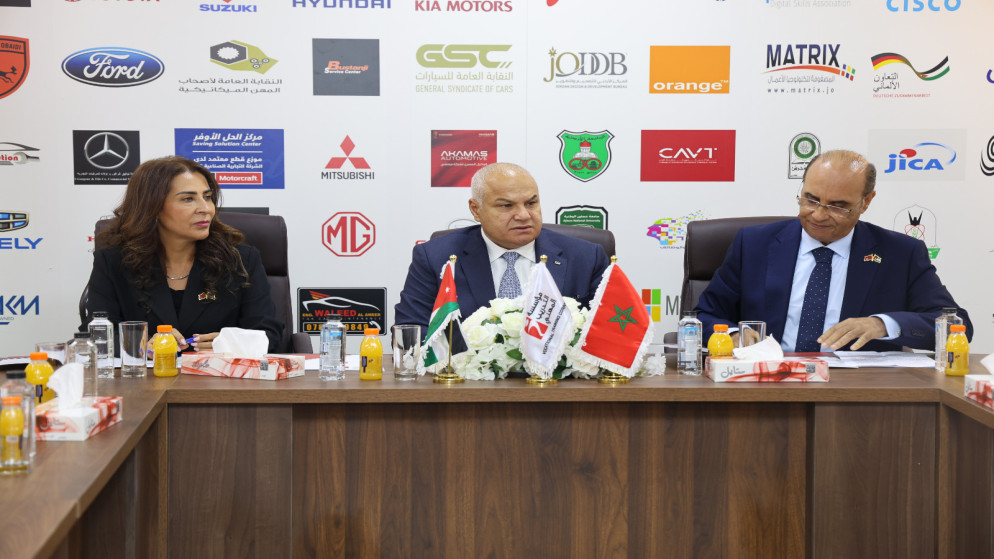 رئيس مجلس إدارة مؤسسة التدريب المهني خالد البكار (وسط) مع سفير المغرب في الأردن فؤاد أخريف وسفيرة المملكة في المغرب جمانة غنيمات. (وزارة العمل)