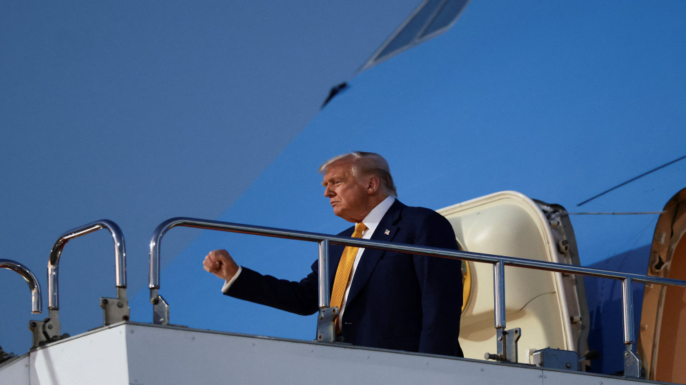الرئيس الأميركي دونالد ترامب يلوح بيده أثناء نزوله من طائرة الرئاسة في مطار هانيدا في طوكيو باليابان، في محطته الثانية في جولته الآسيوية، 27 تشرين الأول 2025. (رويترز)
