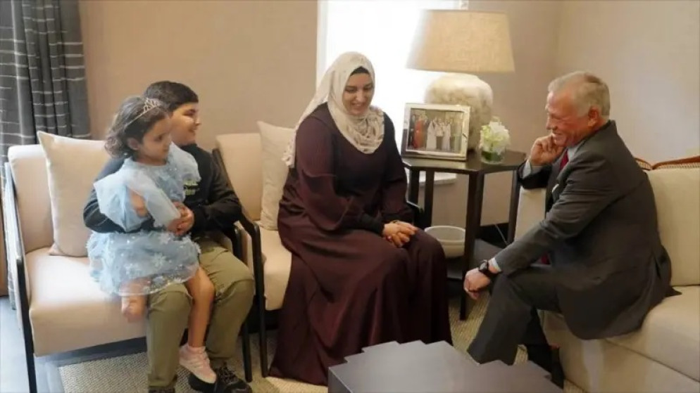 جلالة الملك عبدالله الثاني يلتقي طفلين ومرافقتهما ممن أجلوا من غزة. (بي بي سي)