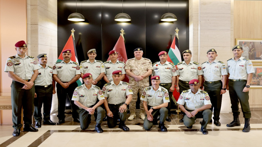 صورة جماعية لرئيس هيئة الأركان المشتركة وعدد من الضباط وضباط الصف والأفراد من القوات المسلحة.