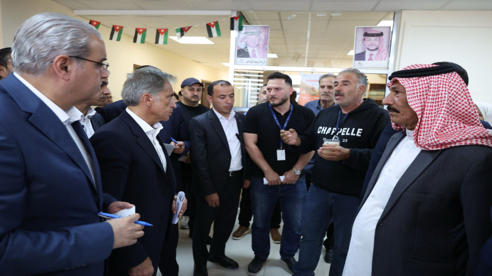 رئيس الوزراء جعفر حسان ووزير الصحة إبراهيم البدور خلال زيارة سابقة للمركز الطبي العسكري الشامل في الأزرق.