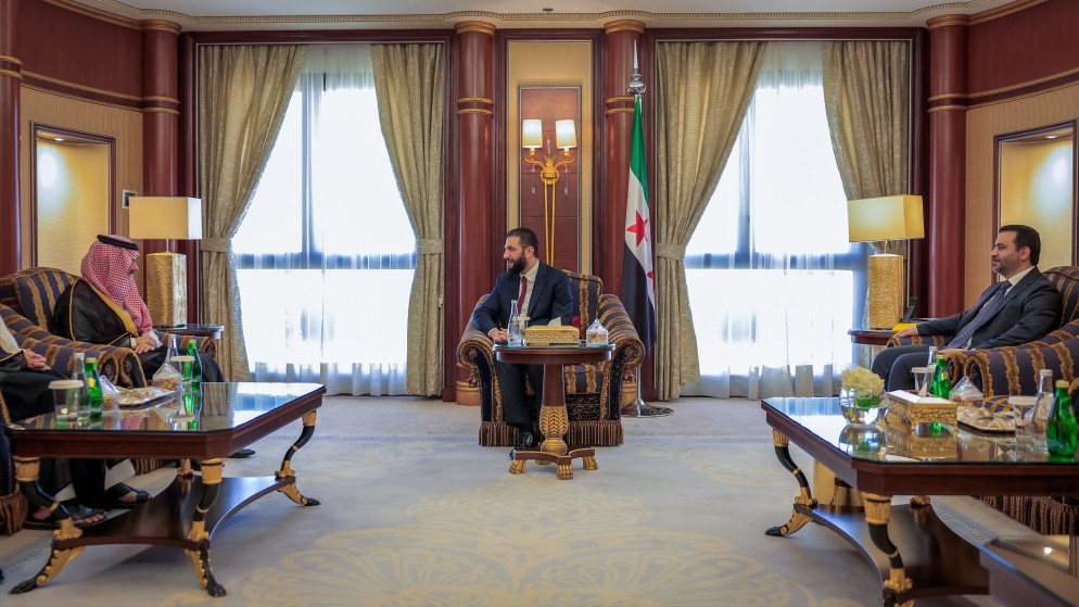 الرئيس السوري أحمد الشرع ووزير الخارجية أسعد الشيباني وزير الخارجية السعودي الأمير فيصل بن فرحان آل سعود.