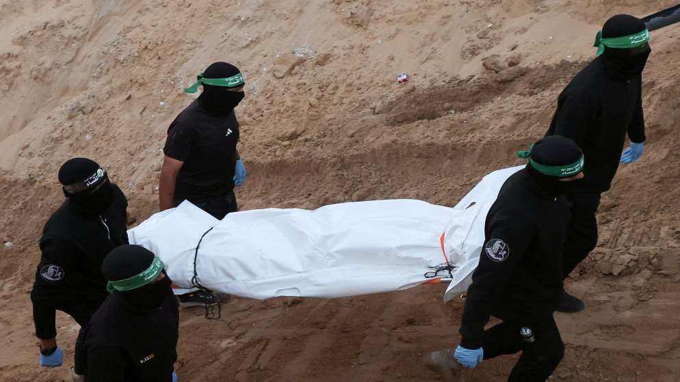 عناصر من الذراع العسكرية لحركةحماس يحملون جثة أثناء البحث عن المحتجزين في خان يونس، جنوب قطاع غزة، 28 تشرين الأول 2025. (رويترز)