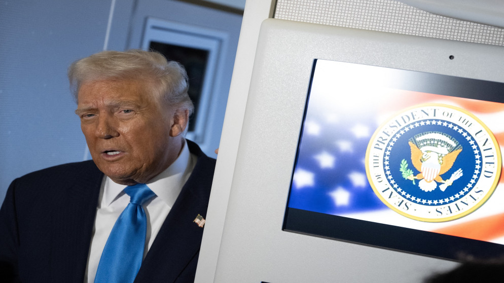 الرئيس الأميركي دونالد ترامب يتحدث على متن الطائرة الرئاسية أثناء سفره من اليابان إلى كوريا الجنوبية. 29/10/2025. (أ ف ب)