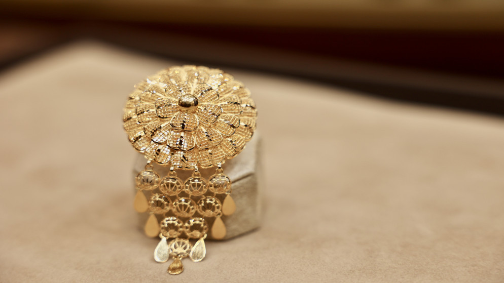 مصاغ ذهبي معروض في أحد محال بيع الذهب في عمّان. (المملكة)