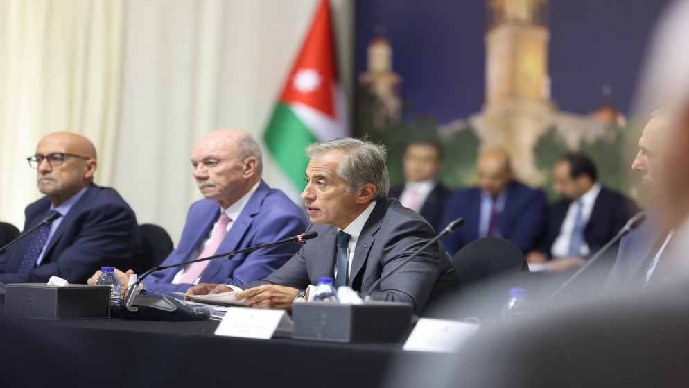 رئيس الوزراء جعفر حسان خلال جلسة مجلس الوزراء في العاصمة عمّان.