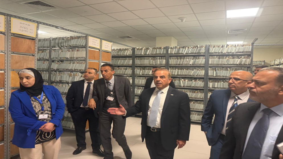 المدير العام لدائرة الأحوال المدنية والجوازات غيث الطيب خلال جولة تفقدية في المفرق.