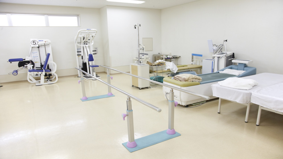 صورة توضيحية لغرفة علاج وتأهيل طبي. (istockphoto)