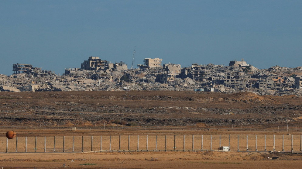 مبان مدمرة في غزة، كما تظهر من الحدود بين إسرائيل وغزة، 11 تشرين الأول 2025. (رويترز)