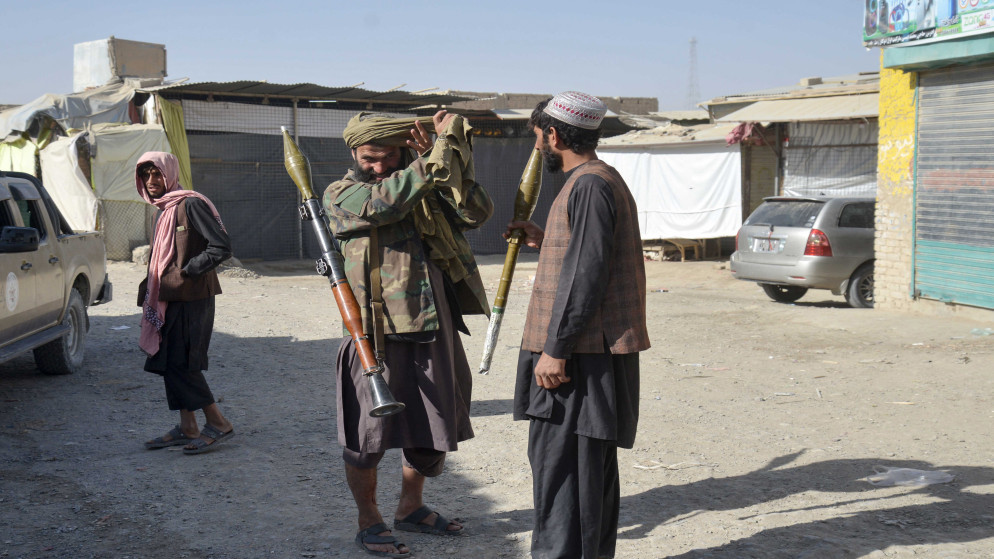 عناصر أمن من طالبان يحملون قذيفة صاروخية قرب الحدود، 15 تشرين الأول 2025. (أ ف ب)