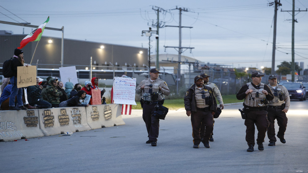 ضباط شرطة مقاطعة كوك يسيرون في الشارع خلال احتجاج ضد هيئة إنفاذ قوانين الهجرة والجمارك. 25 تشرين الأول 2025. (أ ف ب)