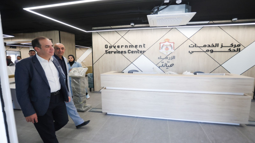 وزير الاقتصاد الرقمي يتفقد سير العمل في عدد من مشاريع إنشاء مراكز الخدمات الحكومية الشاملة. (وزارة الاقتصاد الرقمي)
