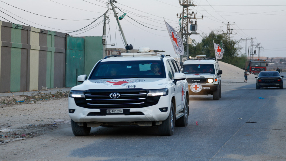 مركبات تابعة للصليب الأحمر تنقل جثتي محتجزين في دير البلح وسط قطاع غزة، 30 تشرين الأول 2025. (رويترز)