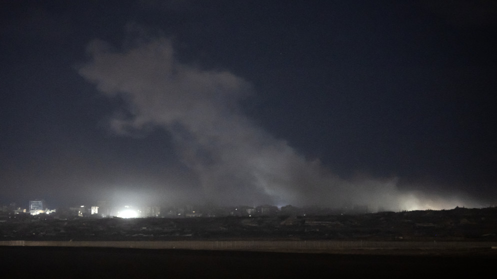 دخان يتصاعد بعد غارة للجيش الإسرائيلي على شمال قطاع غزة، 29 تشرين الأول 2025. (أ ف ب)