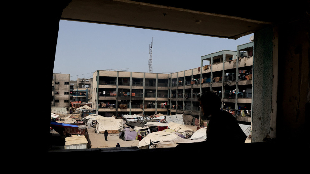 فلسطينيون نزحوا إلى مدرسة تابعة لوكالة الغوث وتشغيل اللاجئين الفلسطينيين (الأونروا) في خان يونس جنوبي قطاع غزة بسبب العدوان الإسرائيلي. 19 آب 2025. (رويترز)