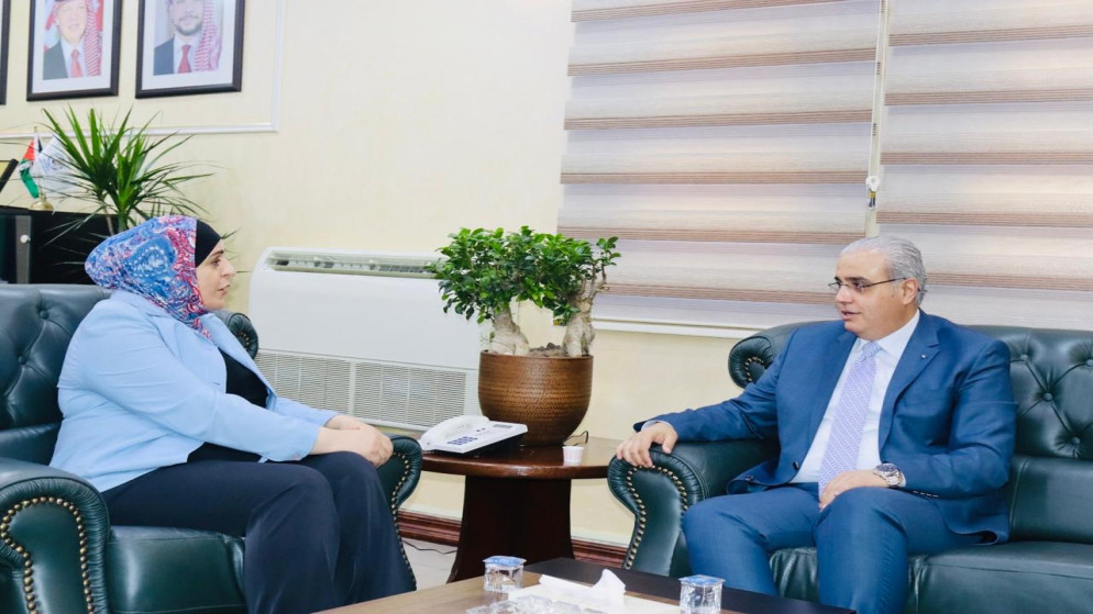 وزير الصحة إبراهيم البدور خلال لقائه المديرة العامة للمؤسسة العامة للغذاء والدواء رنا عبيدات. (المملكة)