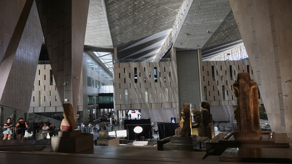 سياح ومصريون يشاهدون معروضات المتحف المصري الكبير. (رويترز)