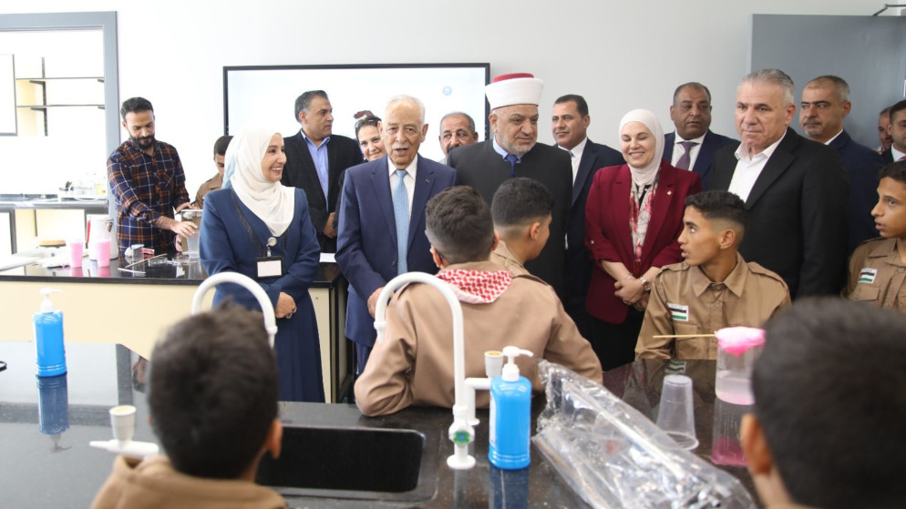 رئيس الديوان الملكي الهاشمي، رئيس لجنة متابعة تنفيذ مبادرات جلالة الملك، يوسف العيسوي يفتتح مدرسة للبنين ومصنعا للألبسة في الكرك