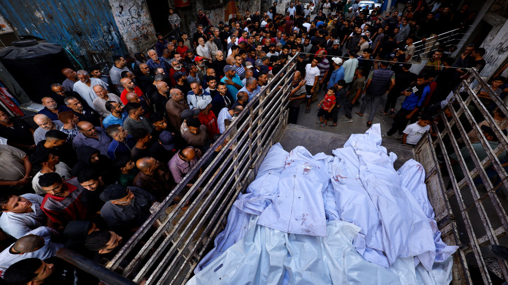 فلسطينيون يتجمعون حول جثامين شهداء في النصيرات، وسط قطاع غزة، 29 تشرين الأول 2025. (رويترز)
