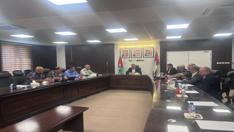 وزير الداخلية مازن الفراية خلال اجتماع مع المجلس الأمني في العقبة.