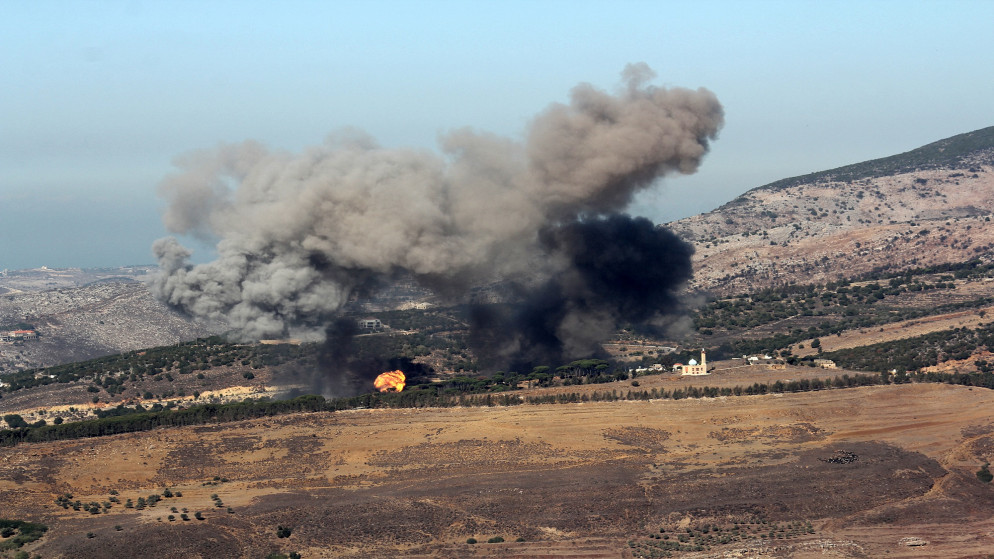 تصاعد الدخان عقب غارة جوية إسرائيلية على أطراف قرية الجرمق في جنوب لبنان في 30 تشرين الأول 2025.