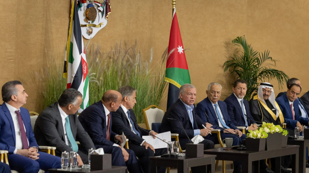 جلالة الملك عبدالله الثاني خلال لقائه وجهاء وممثلين عن أبناء وبنات الكرك، 2 تشرين الثاني 2025.