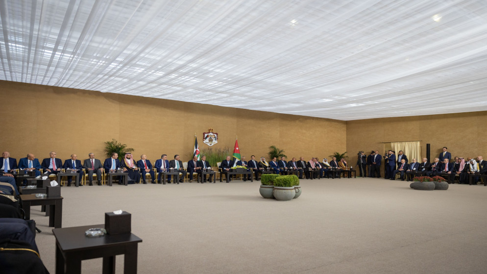 جلالة الملك عبدالله الثاني خلال لقائه وجهاء وممثلين عن أبناء وبنات الكرك، 2 تشرين الثاني 2025.